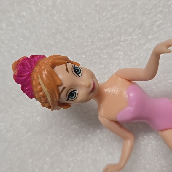 2009 Mattel Polly Pocket Princess MagiClip Magic Clip Doll + 2 Dresses Plastic - Picture 8 of 17